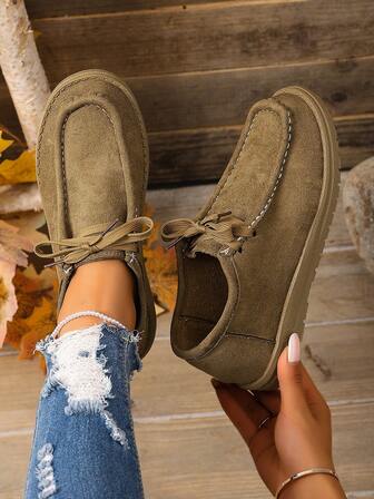 Damskor i enfärgade slip-on-modell med snören, lämpliga för kontorsbruk på vår och höst