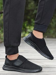 全黑网面透气休闲鞋，轻便套脚鞋，防滑软底鞋，蜂窝网面透气休闲鞋，一脚蹬，通勤步行轻便百搭，适合通勤、步行，简约百搭风格，适合追求舒适低调风格的人士。