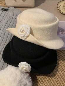 1顶女士复古羊毛毡钟形帽，饰以山茶花和珍珠，经典不对称帽檐，适合秋冬季节，优雅的花朵胸针装饰，女士正式场合（婚礼/派对/教堂/日常）头饰