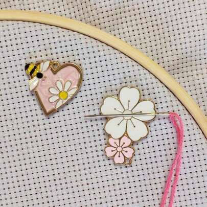 ESWEUOOM Floral Heart Bee Needle Minder Magnet Set For Cross Stitch And Embroidery, Pink Gold Decorative Needle Minder Magnetic Gold Needle Nanny Keeper For Sewing Needle And Pin Holders (Flower)