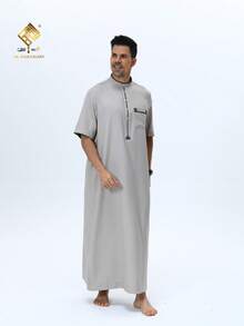 AL HARAMAIN Túnica HARAMAIN para hombres con diseño de 4 botones, estilo de cuello alto de moda y manga corta, túnica árabe para hombres talla grande vendida, elegante túnica árabe para hombres - Suave túnica de manga larga para oración, lavable a máquina, adecuada para todas las estaciones y ocasiones religiosas, diseño de cuello redondo, textura suave - Gris Claro - Ver 4