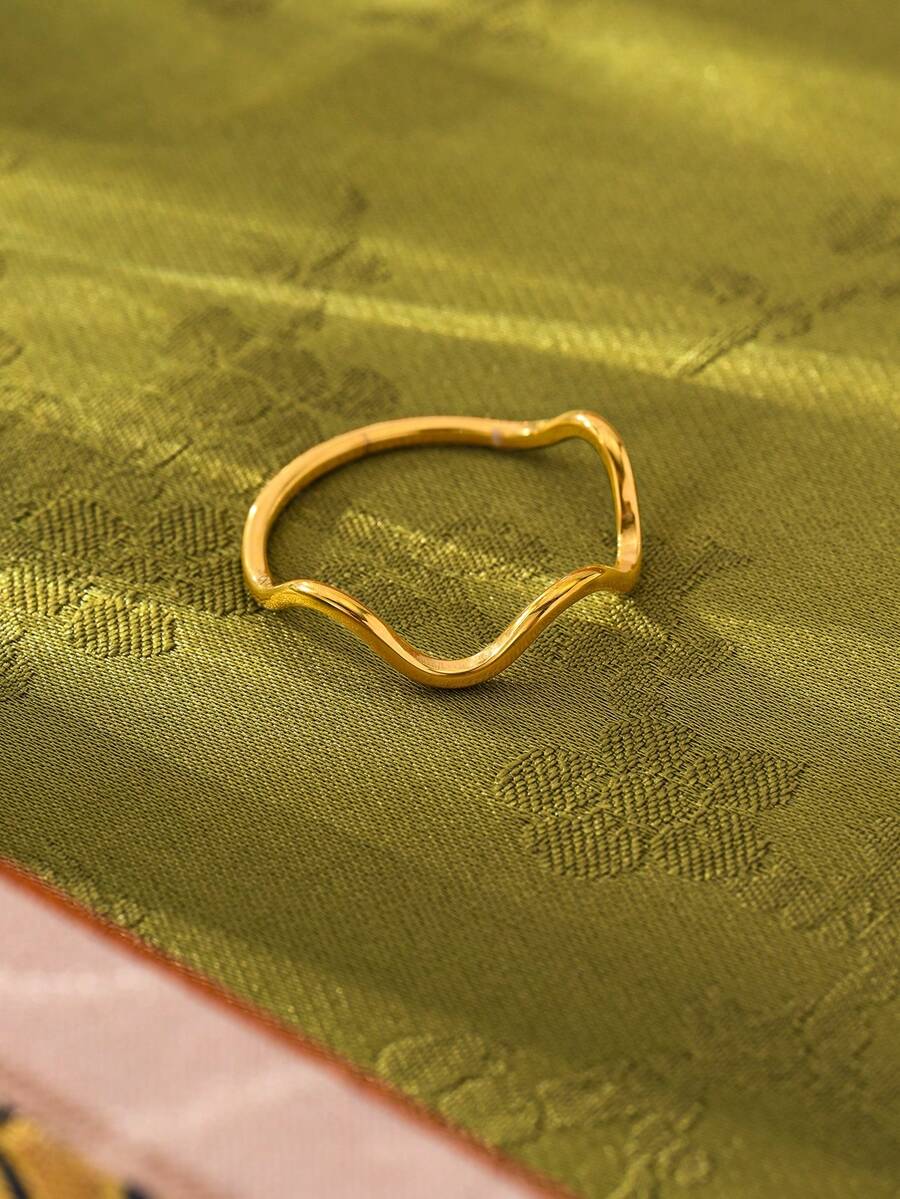 1枚18K镀金不锈钢几何开口戒指，风格百搭精致奢华，适合女性日常及派对佩戴，可作为送给女友的礼物，亦可作为社交礼品。材质经典永恒，简约设计，适合日常佩戴。 - 戒指 - 查看 1