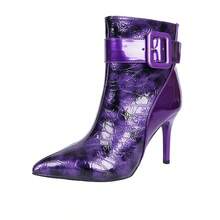 秋冬新款金属色拼接裂纹短靴，尖头搭扣高跟鞋，个性百搭，适合派对和通勤穿着。裂纹皮革搭配金属色拼接设计，前卫吸睛。尖头设计显瘦时尚。细高跟优雅精致，提升气场。宽腰带扣装饰增添复古个性。搭配连衣裙尽显优雅气质，搭配裤装则展现酷炫风格，为秋冬穿搭注入现代高端气息。 - 紫色 - 查看 9
