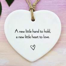 一款可爱的小手造型亚克力摆件，可作为送给父母或祖父母的纪念品，亚克力纪念品