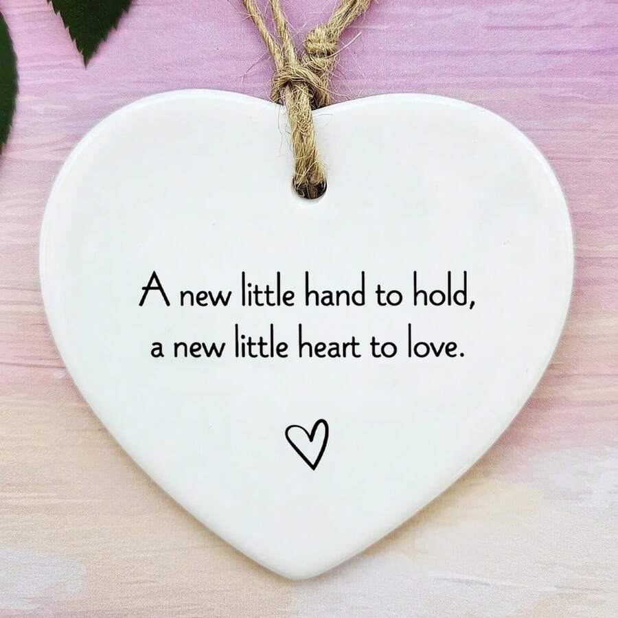 一款可爱的小手造型亚克力摆件，可作为送给父母或祖父母的纪念品，亚克力纪念品