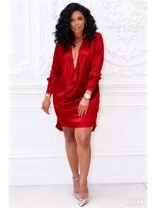 GLOURI Women's Red Satin Shirt Dress - Deep V-Neck With Draped Detail & Long Sleeve | Elegant Luxe Fit For Evening Parties, Date Nights & Sophisticated Styling (Satin Smooth & Figure-Flattering) For Glam Looks - 紅色 - 查看 4