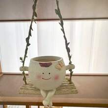 Vaso decorativo suspenso em resina, com design criativo de carinha sorridente e padrão geométrico. Ideal para suculentas, decoração de jardim e pátio. Vaso redondo em resina com formato floral. Não necessita de energia elétrica. - Multicolorido - Ver 2