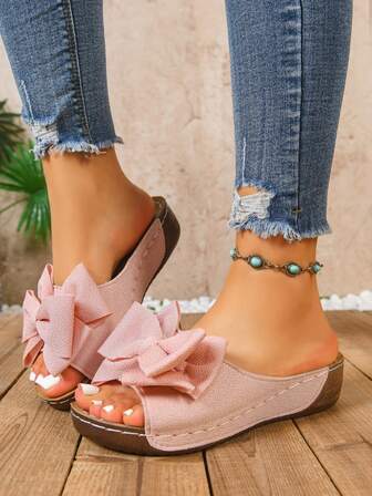 女士舒适坡跟蝴蝶结装饰凉鞋，休闲时尚，适合夏季日常穿着，有粉色、黑色、白色可选，织物材质。