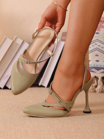 Dammode med ett spänne och höga klackar, bekväma, stängda tåskor med smal klack och mångsidiga skor