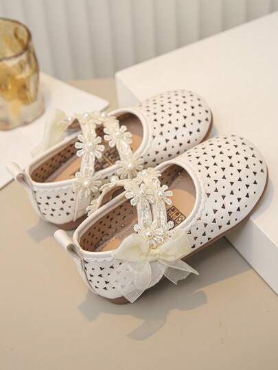 1 Pair Girls' Fashion Lace Bow Elegant Embroidered Floral Minimalist Floral Trim Handmade Faux Pearl Laser Perforated Faux Pearl PU Breathable TPR Non-Slip Sole Strap Round Toe Soft Wear-Resistant Princess Sandals, Suitable For Dresses, Piano Performance, Spring/Summer/Autumn