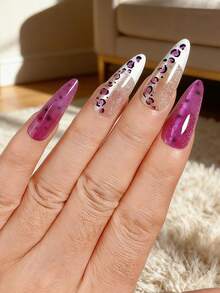 Conjunto de 30 unhas postiças de comprimento médio, formato amendoado e olho de gato, com estampa de leopardo roxa francesa, perfeitas para o outono e inverno. Um kit de unhas postiças de alta qualidade, versátil e com cobertura total, ideal para fazer suas próprias unhas. Acompanha cola em gel e lixa de unha. Perfeito para uso diário, festas, dança e para presentear.