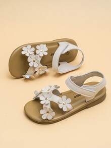 儿童鞋！这款精致的乡村风凉鞋适合3-7岁女孩穿着，采用编织鞋带和3D立体花朵装饰（配金色配件）。柔软防滑的白色和浅棕色鞋底配有可调节搭扣，不会磨脚。清新亮丽，适合日常外出和家庭旅行。 - 杏色 - 查看 6