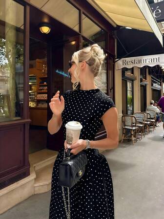 Elegant blommig lapptäcke avslappnad festklänning, lämplig för högtider och tillfällen