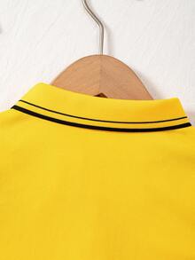 2 件套年轻男孩校园风格撞色边饰短袖 Polo 衫和纯色短裤，适合学校、表演、团体活动