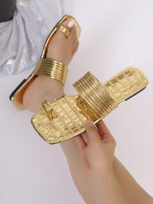 Sandalias de mujer - Cómodas planas, de punta abierta, con adornos metálicos, diseño de deslizamiento con punta cuadrada dorada y roja - Dorado - Ver 1