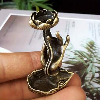 Rökelsekar i en Buddhas hand med lotusblomsdesign, lämplig för inomhusinredning och bordsdekorationer.