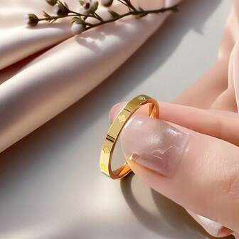 1枚金色四叶草不锈钢时尚戒指，高品质不褪色四叶草设计戒指，女士款，适合日常佩戴和婚礼场合。
