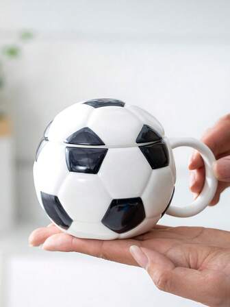 1 st kreativ fotbollsmugg i keramisk design, minimalistisk dekorativ vattenmugg, lämplig för heminredning, köksdekorationer och entrédekorationer, bordsdekorationer. Perfekt för fotbollsfans att samla på sig, alla hjärtans dag-presenter till pojkvännen.