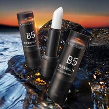 3.4克男士轻盈裸感润唇膏，保湿滋养，淡化唇纹，修复干燥皲裂的嘴唇，方便旅行和日常使用。