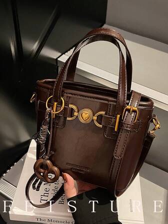 1 st FEISTURE Vintage PU-läderväska, liten axelväska med berlock, lämplig för tjejer, kvinnor, högskolestudenter, unga yrkesverksamma, utmärkt för arbete, affärer, pendling, skola