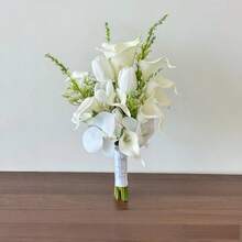 Buquê de flores brancas para noiva, ideal para casamentos, cerimônias de casamento, fotos de noivado e outras ocasiões especiais. Perfeito para fotos de noivado e damas de honra. Também é uma ótima opção para decoração de casa no Dia dos Namorados. - Branco - Ver 1