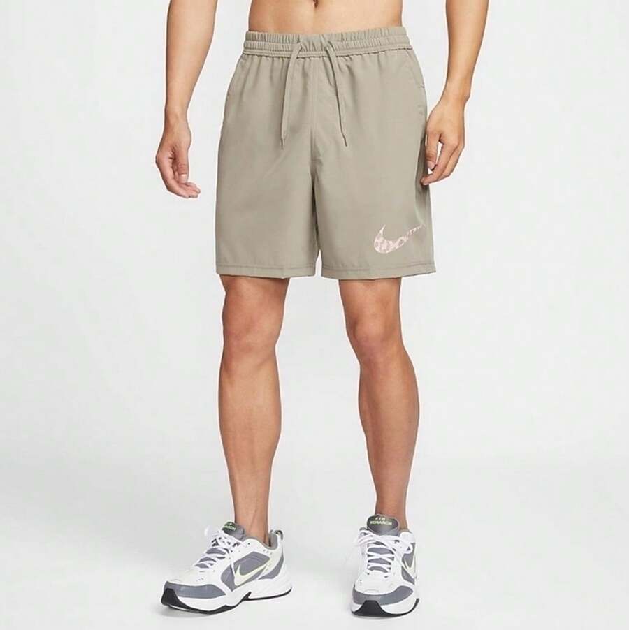 Nike 男士新款休闲宽松梭织短裤，五分钟即可穿出百搭造型 - 卡其綠 - 查看 1