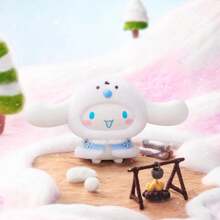Miniso 1个三丽鸥卡通连帽植绒盲盒，植绒材质，可旋转脸部设计，冬季雪景风格，随机发货，桌面装饰/收藏品（1个随机发货） - 彩色 - 查看 7