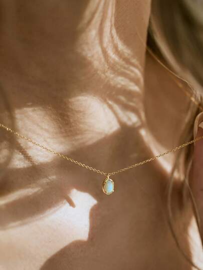 This S925 Sterling Silver Oval Opal Pendant Necklace, Plated With 14K Gold, Is Low-Allergenic. It Is Set With A Natural Australian Gemstone, Paired With An Oval Pendant, Showcasing A Minimalist, Refined, And Elegant Style. Suitable For Daily Wear, And Also An Excellent Gift For Girlfriends Or Mothers.