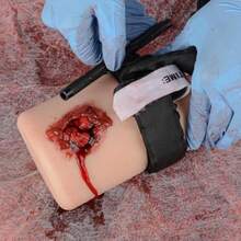 Entrenador De Control De Hemorragia Cuidado De Heridas Modelos De Herida Detener El Sangrado Kit De Entrenamiento Altamente Simula La Herida En El Muslo Y La Escena De Sangrado Modelo De Sutura - como en la foto - Ver 4