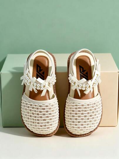 2026春夏限量版法式名媛【3-12岁女童软底鞋】婴幼儿鞋，柔软蕾丝蝴蝶结珍珠装饰，无后跟设计，软木质感防滑鞋底，透气舒适，防滑鞋垫，露趾平底，甜美优雅法式仙女风【儿童蕾丝拖鞋】女童时尚平底鞋，适合春季郊游、生日、下午茶等场合。