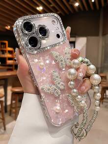 奢华水钻、粉色珍珠、心形和蝴蝶图案手机壳 + 腕带，亚克力硬壳，创意设计，适用于 17 Pro Max/17 Pro/17 Air/17/16 Pro Max/16/16 Pro/16 Plus/15/15 Pro Max/15 Pro/15 Plus/11/12/13/14 Pro Max/11 Pro/11 Pro Max/12 Pro/12 Pro Max/13 Pro/13 Pro Max/14 Pro/14 Pro Max/14 Plus