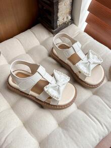 1 par de sandalias para niños/sandalias de niña con decoración de lazo de perlas, diseño elegante y dulce (con decoración de lazo de perlas blancas en el empeine, estilo general elegante y dulce), material de PU antideslizante y duradero, sandalias planas de corte bajo, adecuadas para recitales de piano, eventos con temática de cuentos de hadas, etc. - Beis - Ver 8