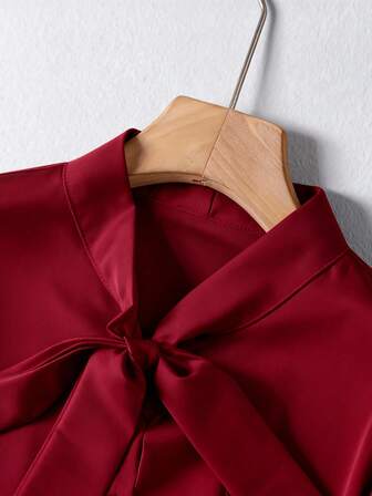 女士优雅缎面白色长袖休闲衬衫，百搭通勤衬衫，蝴蝶结领口细节 - 纯色适合所有季节，可机洗不透明、柔软透气的面料，精致的缎面质地，纯色领带适合办公室和日常穿着