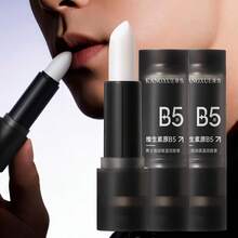 3.4克男士轻盈裸感润唇膏，保湿滋养，淡化唇纹，修复干燥皲裂的嘴唇，方便旅行和日常使用。