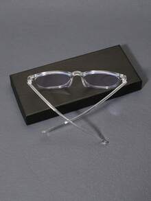 1副男士方形眼镜，透明镜框，柔韧镜腿，轻便舒适，休闲设计，适合办公场合。