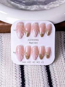 10 Móng Tay Giả Hình Hạnh Nhân Thủ Công Với Màu Trắng Chuyển Sắc & Đường Viền Pháp Vàng. Những đường viền Pháp vàng được vẽ tay và họa tiết gợn sóng 3D nổi bật, cùng với lớp phủ chuyển sắc trắng được thực hiện thủ công, những bộ móng giả này mang đến phong cách thanh lịch, lãng mạn và tối giản. - Nhiều màu - Xem 2