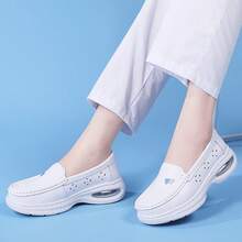 女士时尚护士鞋，软底休闲鞋，白色套脚坡跟鞋，适合室内/室外医院护理工作，防滑减震轻便工作鞋，保暖超轻透气平底鞋，四季皆宜 - 白色 - 查看 4