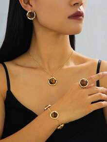 Bộ trang sức nữ gồm 1 món: 1 dây chuyền mặt dây hình học bất đối xứng bằng hổ phách sang trọng kiểu cổ điển, 1 đôi bông tai, 1 nhẫn, 1 vòng tay. - màu nâu - Xem 2