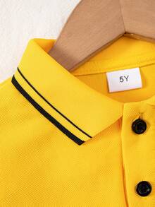 2 件套年轻男孩校园风格撞色边饰短袖 Polo 衫和纯色短裤，适合学校、表演、团体活动