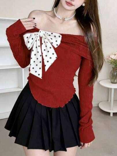 一款适合春秋季穿着的女士修身上衣。日常穿着、约会、作为长袖上衣或新年甜美女孩装扮都非常理想。