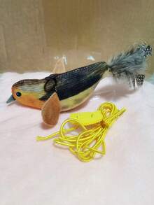 1个会鸣叫的鸟形猫玩具，互动式猫玩具，可发出逼真的鸟鸣声 - 无需电池，可悬挂拆卸玩耍 - 采用合成聚酯羽毛制成，适合所有猫咪品种，可用作逗猫玩具，模拟鸟类玩耍和鸣叫声。 - 彩色 - 查看 12