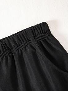 2 件套年轻男孩校园风格撞色边饰短袖 Polo 衫和纯色短裤，适合学校、表演、团体活动