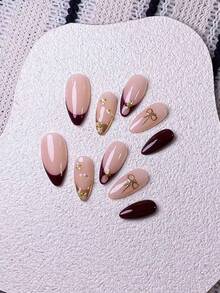 10 قطعة من طلاء الأظافر الأحمر بشكل اللوز مصنوع يدويًا، تصميم فرنسي مدبب، حافة فرنسية معدنية، زخرفة من الخرز الفولاذي واللؤلؤ، فيونكة نجمية ذهبية، أظافر حمراء، بسيطة وأنيقة، جودة عالية المستوى. مناسبة لأي مناسبة. تصميم للتركيب، سهل وسريع التطبيق والإزالة.