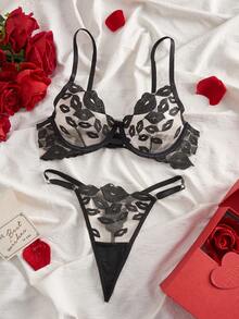 Style Dream 女士性感两件套内衣，红色蕾丝文胸搭配可调节丁字裤，饰有唇形刺绣，情人节、情侣约会之夜的诱人内衣。 - 黑色 - 查看 3