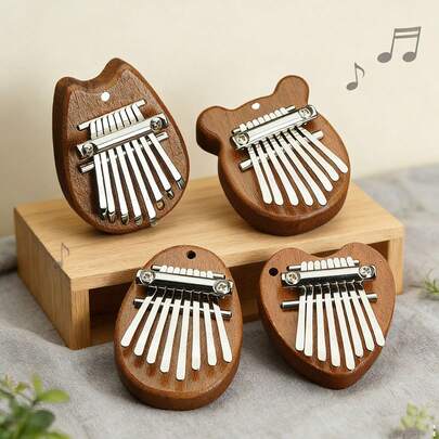 1 set mini droppformad björnformad 8-tangenters kalimba tumpiano, massivt trä 5-fingers kalimba, bärbart plockinstrument för nybörjare, 8-tangenters tumpiano, bärbart trämbira tumpiano för pianonybörjare, björnformad, slagverksinstrument, födelsedagspresent till tonåringar/ungdomar (kan även användas som halsband eller nyckelring), läromedel, alla hjärtans dag-present