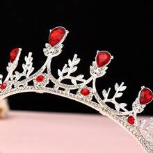 1件巴洛克风格情人节新娘皇冠，银色皇冠镶嵌红色宝石，优雅高贵，适合公主和皇室成员，情人节礼物