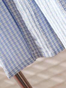 女婴无袖格纹连衣裙，蓝白相间，彼得潘领饰以红色滚边丝带和蝴蝶结，轻盈飘逸的褶裥裙摆。清新甜美的设计，适合夏季凉爽天气，凸显宝宝柔美可爱的气质，是令人心动的夏季装扮。 - 藍色 - 查看 7