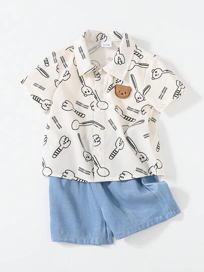 1. 男婴夏季印花套装：包含一件白色衬衫（黑色线条兔子图案，带3D小熊贴片和纽扣），搭配浅蓝色休闲短裤，两件套。可爱清新的服装，轻薄面料，适合夏季穿着。卡通元素可爱，配色简洁，适合日常穿着，舒适易穿脱。