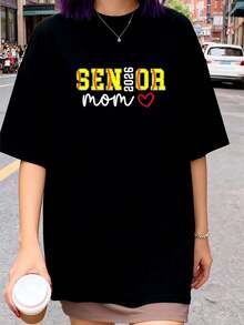 2026 Senior Mom Softball Jersey, 2026 Senior Mom Softball Player Jersey, Women's Outdoor Exercise Jersey, Graphic Tees, Crop Tops, Sets, Tops, VDG6 T-Shirt - 黑色 - 查看 1