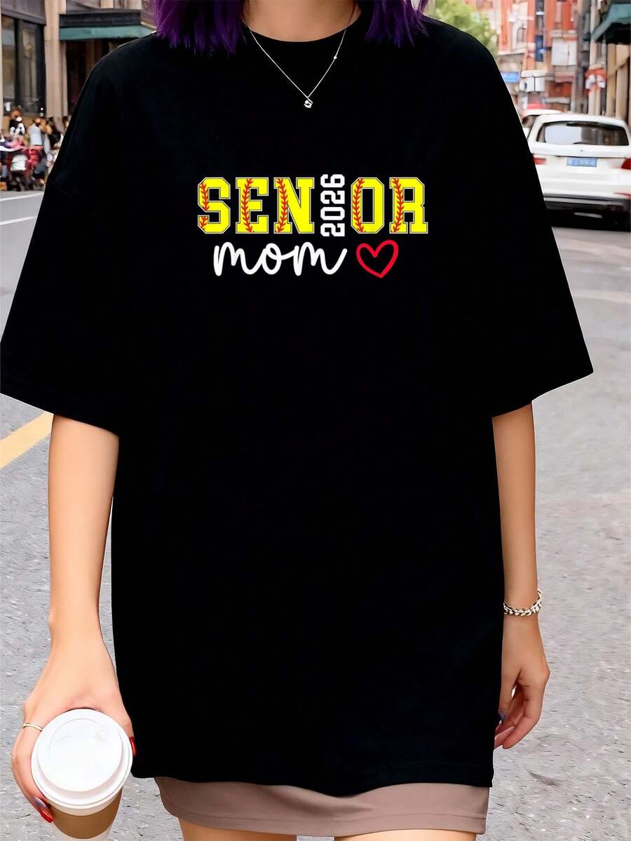 2026 Senior Mom Softball Jersey, 2026 Senior Mom Softball Player Jersey, Women's Outdoor Exercise Jersey, Graphic Tees, Crop Tops, Sets, Tops, VDG6 T-Shirt - 黑色 - 查看 1